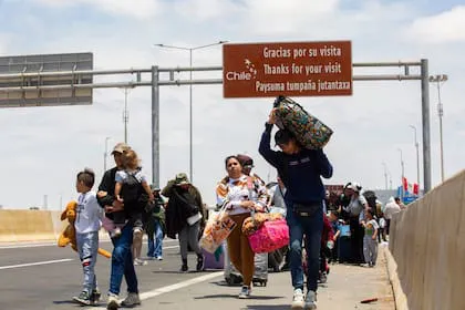 migrantes-avanzan-a-pie-cerca-del-paso-fronterizo-YYRNRIDXV5G2DBIG7FEFQPKAMM