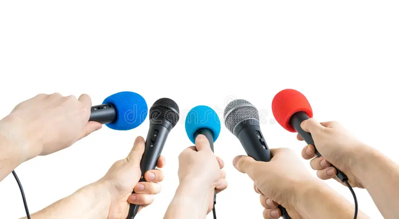 concepto-del-periodismo-y-de-la-conferencia-muchos-micrófonos-del-control-de-las-manos-del-reportero-83823192