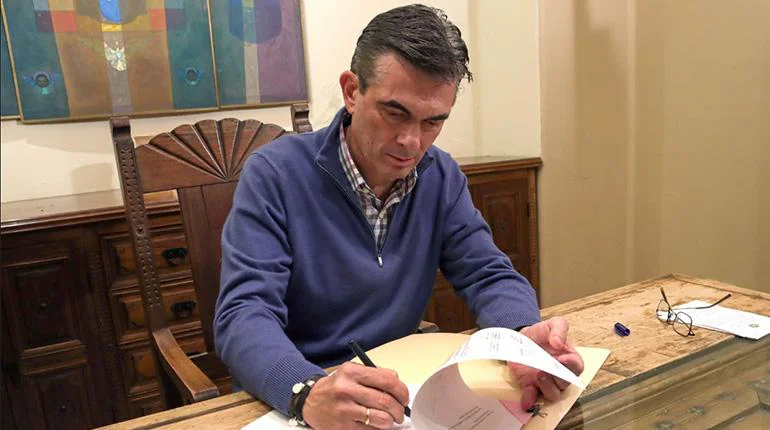 paz_firmando